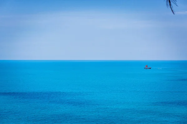 Båten i det azurblå havet — Stockfoto