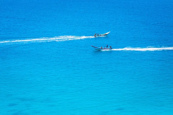 O barco no oceano azul — Fotografia de Stock