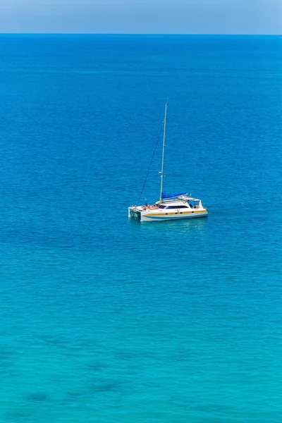 El barco en el océano azul — Foto de Stock