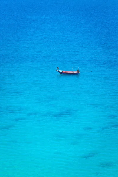 El barco en el océano azul — Foto de Stock