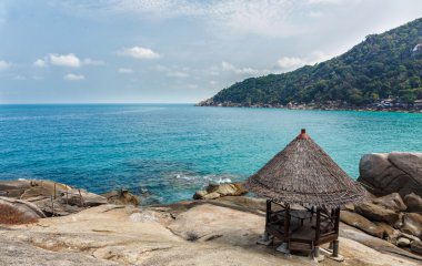 Sahildeki ahşap kulübe.