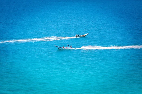 O barco no oceano azul — Fotografia de Stock