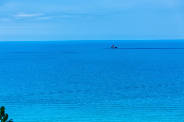 紺碧の海でボート — ストック写真