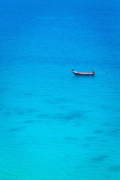 O barco no oceano azul — Fotografia de Stock