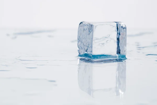 Ice cube on table — Stock Photo, Image