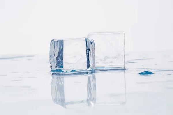 Cubo de gelo na mesa — Fotografia de Stock
