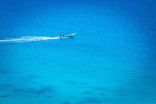 El barco en el océano azul — Foto de Stock