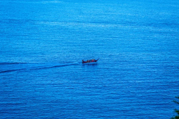 O barco no oceano azul — Fotografia de Stock