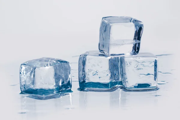 Cubi di ghiaccio sul tavolo — Foto Stock