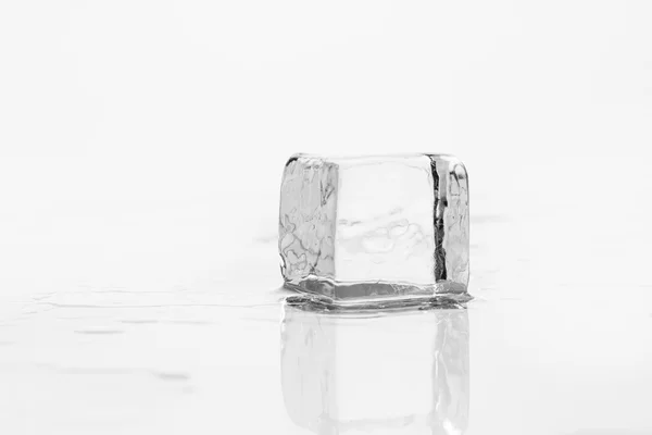 Cubo de hielo en la mesa — Foto de Stock