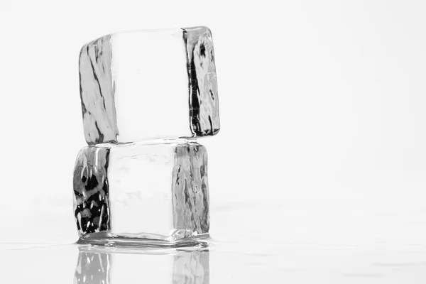 Ice cube sur la table — Photo