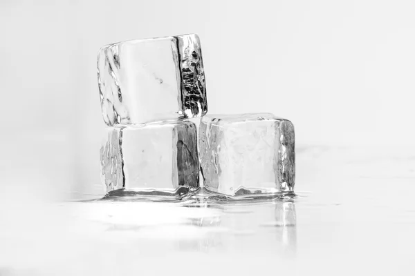 Куб льда на столе — стоковое фото
