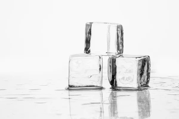 Кубик льоду на столі — стокове фото