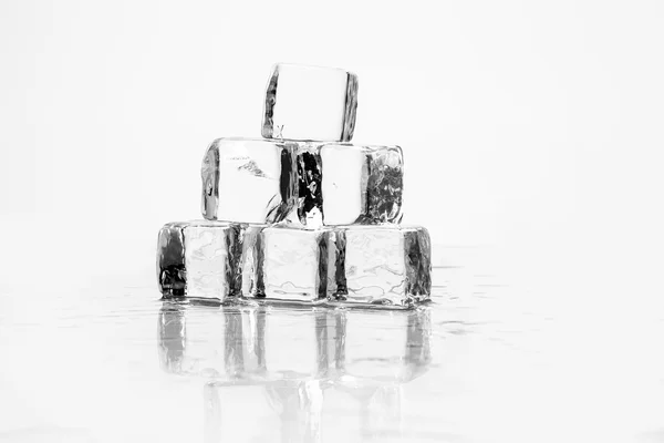 Eiswürfel auf dem Tisch — Stockfoto