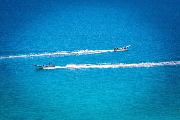 O barco no oceano azul — Fotografia de Stock