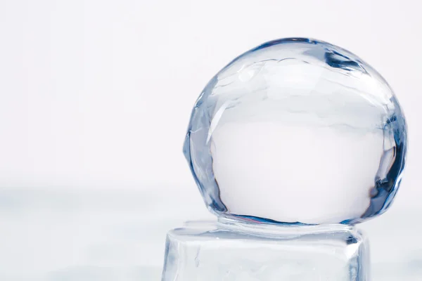 Buz küpleri ve topları