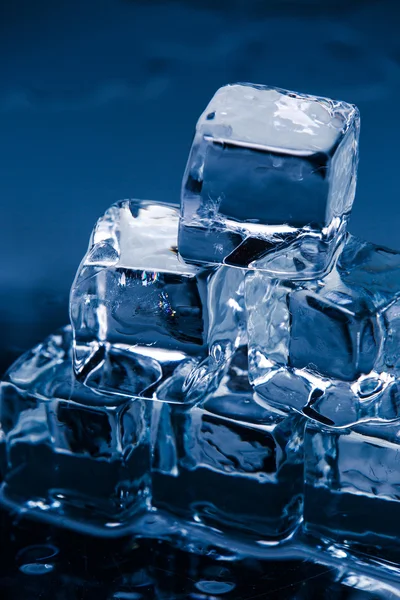 Кубики льоду на столі — стокове фото