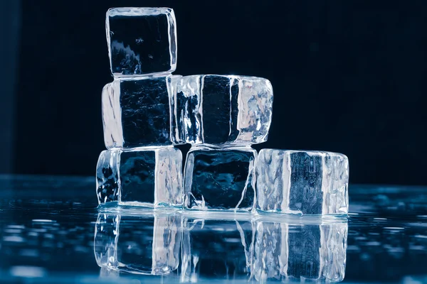 Cubos de gelo na mesa — Fotografia de Stock