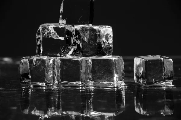 Cubos de gelo na mesa — Fotografia de Stock