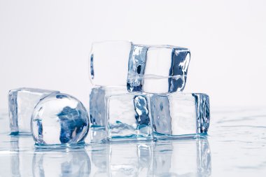 Buz küpleri ve topları