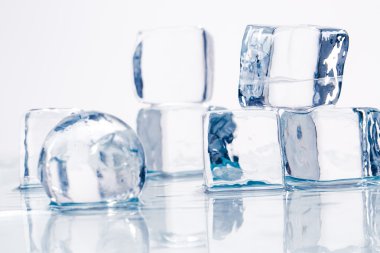 Buz küpleri ve topları