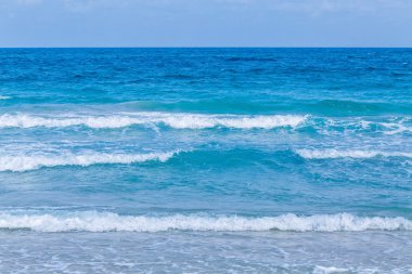 Dalgalar ile deniz manzarası