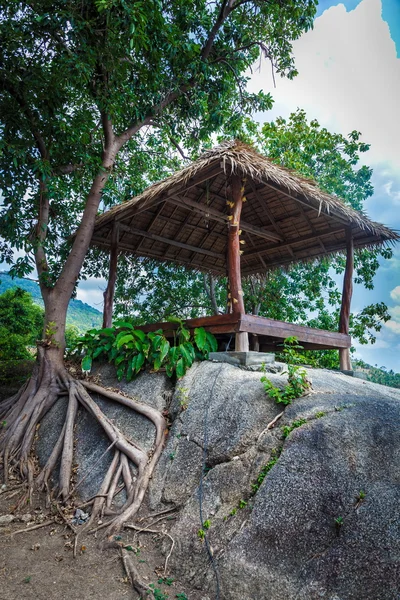 Hütte auf einem Felsen — Stockfoto