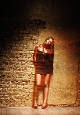 Güzel siyah elbiseli kız