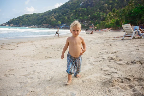 Portret małego malucha na plaży — Zdjęcie stockowe