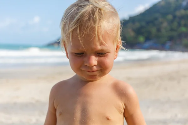 Retrato de criança pequena em uma praia — Fotografia de Stock