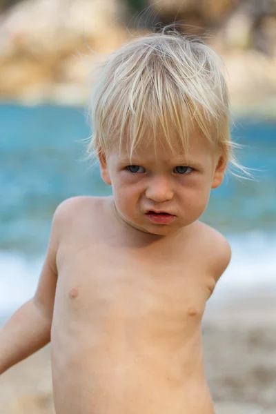 Маленький мальчик на песке — стоковое фото