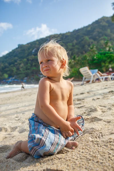 Portret van kleine peuter op een strand — Stockfoto