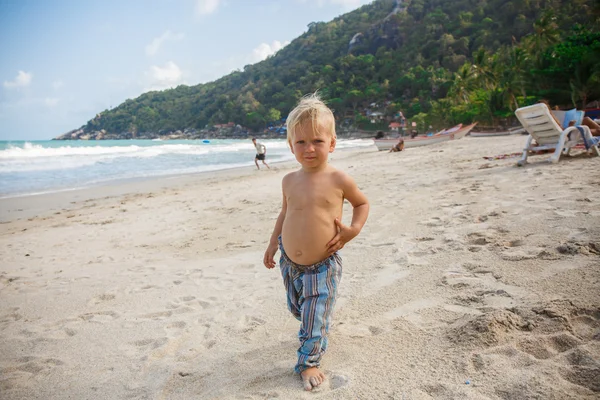 Portret małego malucha na plaży — Zdjęcie stockowe