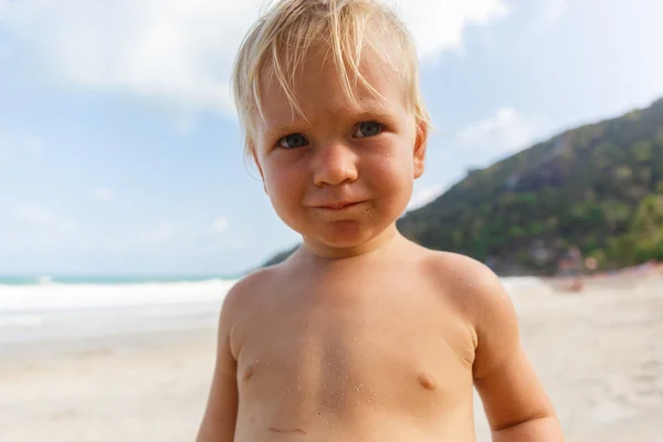 Retrato de criança pequena em uma praia — Fotografia de Stock