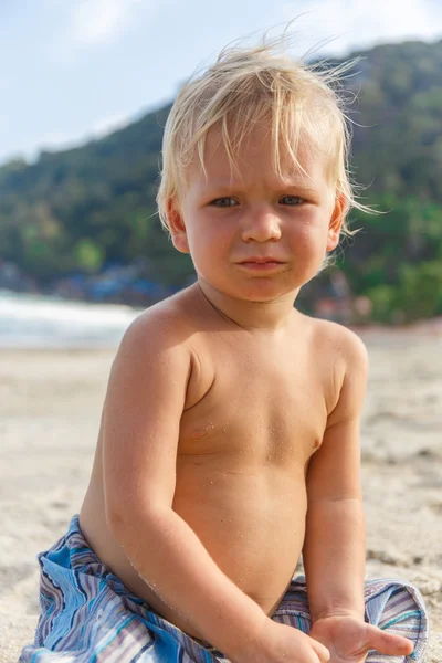 Portret van kleine peuter op een strand — Stockfoto