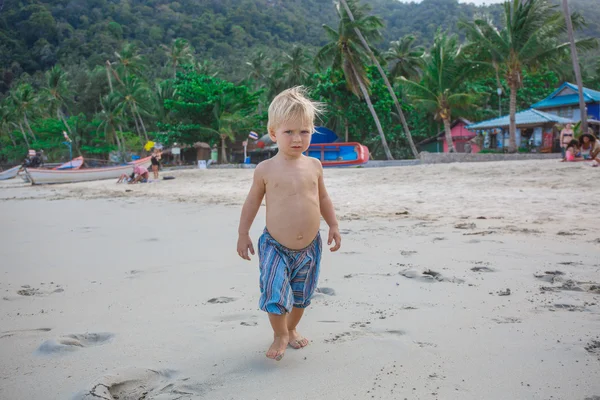 Portret małego malucha na plaży — Zdjęcie stockowe