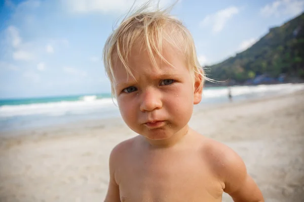 Portret małego malucha na plaży — Zdjęcie stockowe