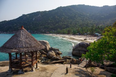 Sahildeki ahşap kulübe.