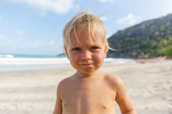 Retrato de criança pequena em uma praia — Fotografia de Stock