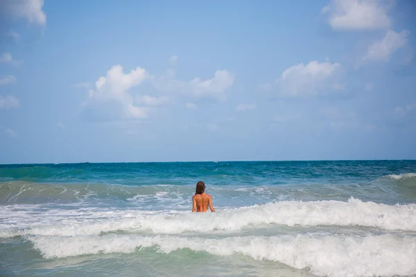 Bella donna nell'oceano — Foto Stock