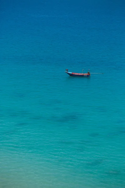 紺碧の海でボート — ストック写真