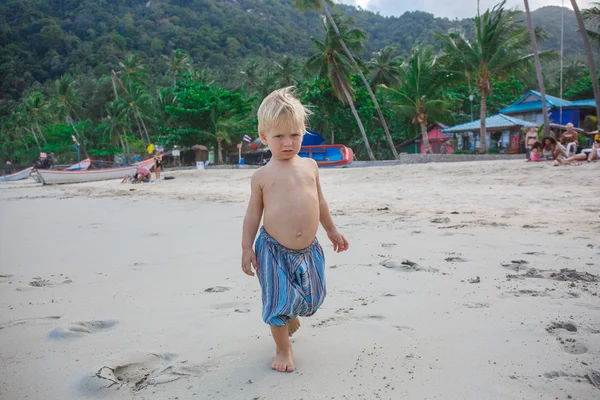 Portret małego malucha na plaży — Zdjęcie stockowe