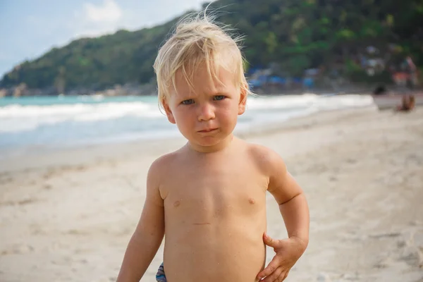 Ritratto di bambino su una spiaggia — Foto Stock