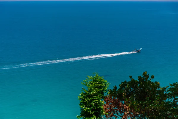 El barco en el océano azul — Foto de Stock