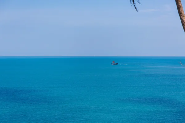 紺碧の海でボート — ストック写真