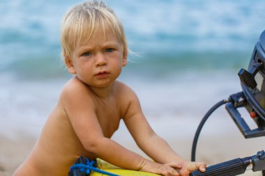 Şirin sarışın çocuk.