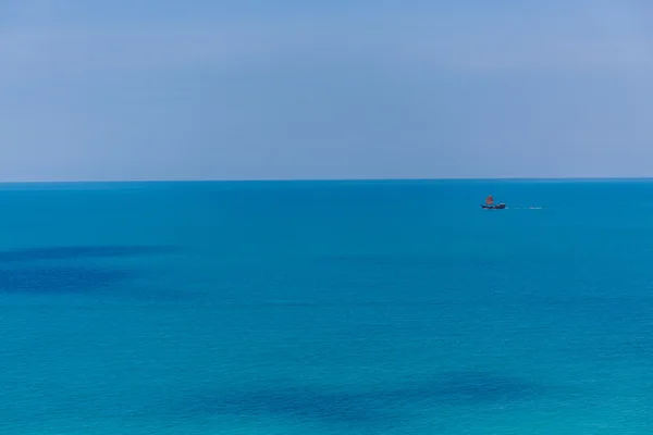 O barco no oceano azul — Fotografia de Stock