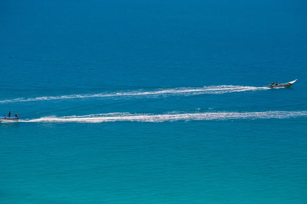 O barco no oceano azul — Fotografia de Stock