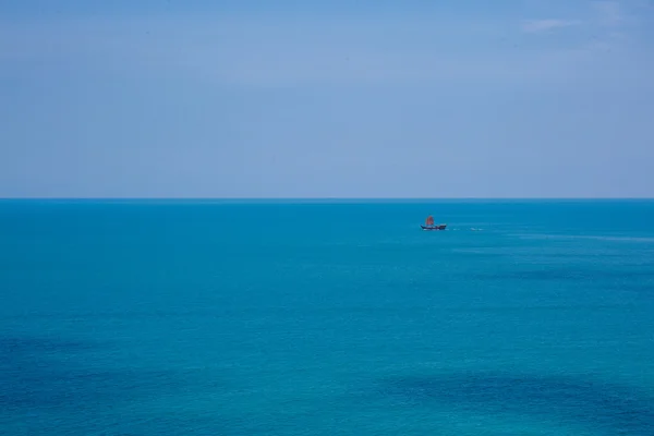 O barco no oceano azul — Fotografia de Stock