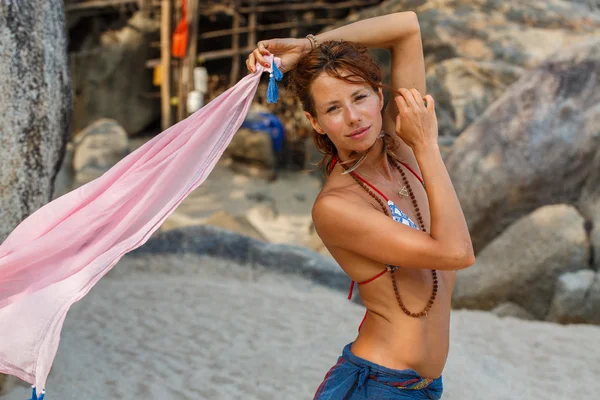 Bella donna sulla spiaggia — Foto Stock